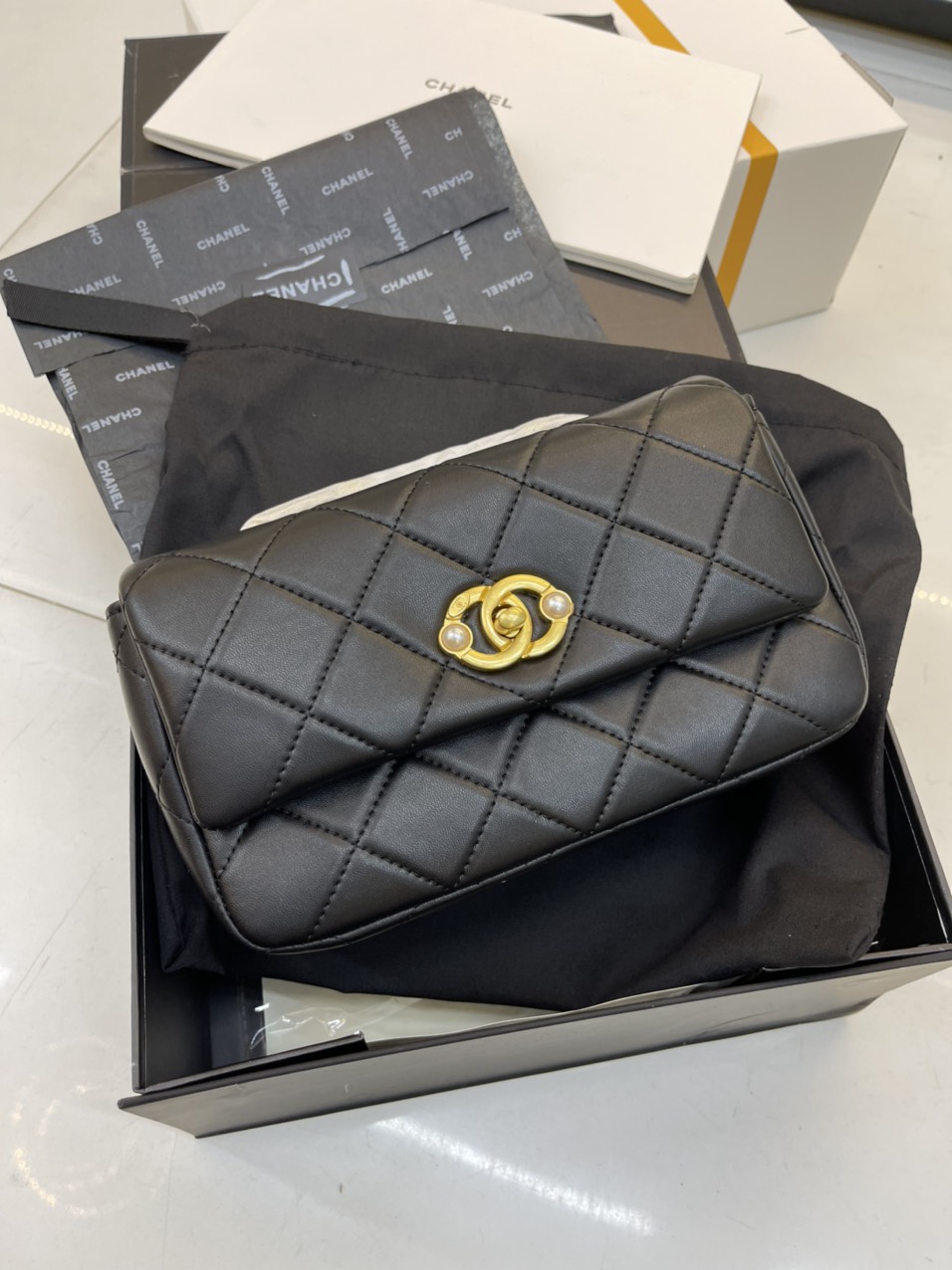 Túi xách Chanel Super  Khóa Vàng Nạm Ngọc Màu Đen Size 22cm